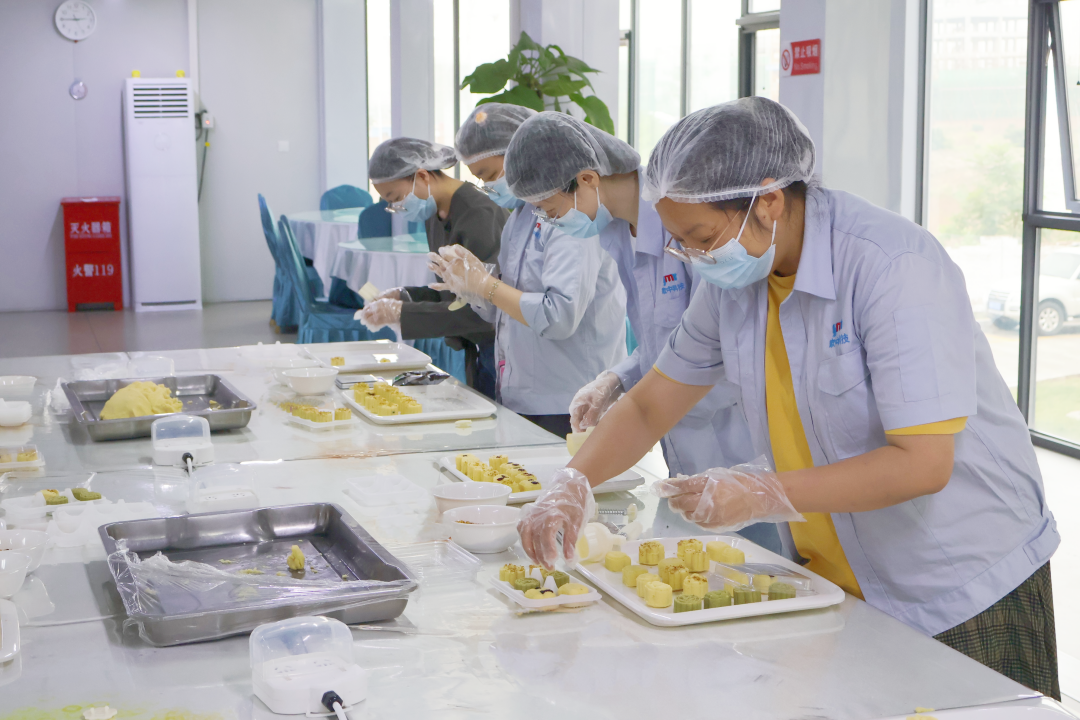 欧中科技开展“浓情端午 手作豆糕”绿豆糕包制活动 欧中科技开展“浓情端午 手作豆糕”绿豆糕包制活动