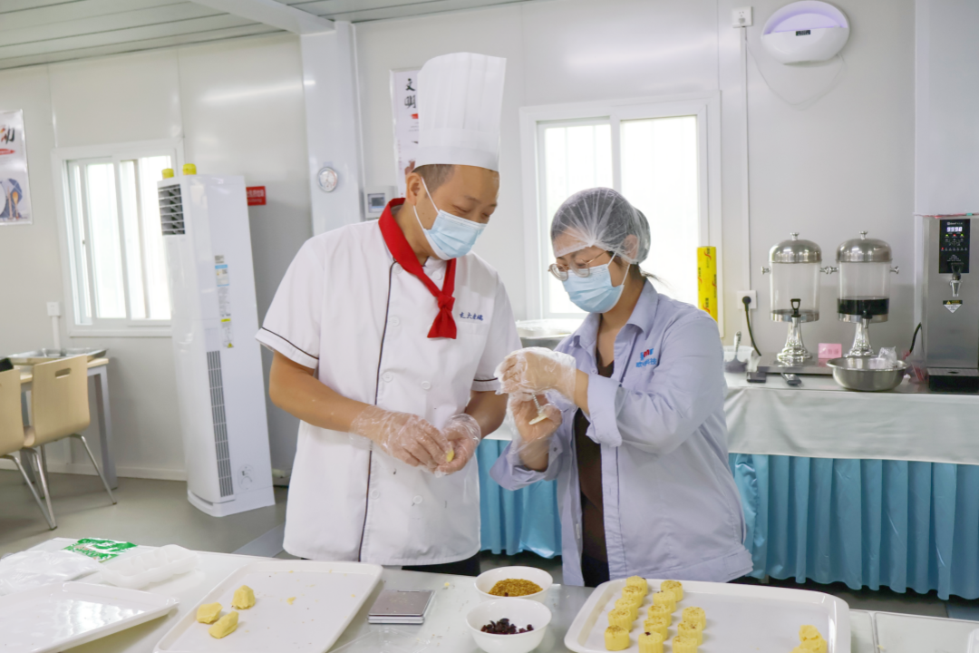 欧中科技开展“浓情端午 手作豆糕”绿豆糕包制活动 欧中科技开展“浓情端午 手作豆糕”绿豆糕包制活动