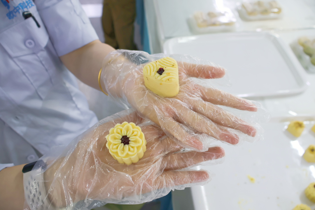 欧中科技开展“浓情端午 手作豆糕”绿豆糕包制活动 欧中科技开展“浓情端午 手作豆糕”绿豆糕包制活动