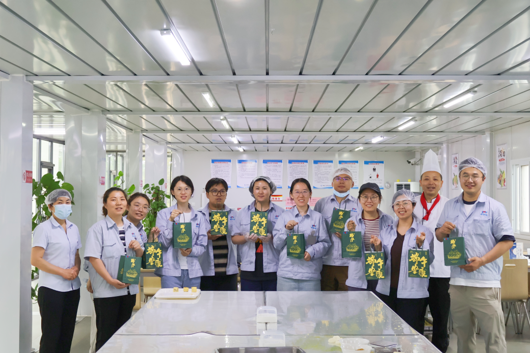 欧中科技开展“浓情端午 手作豆糕”绿豆糕包制活动