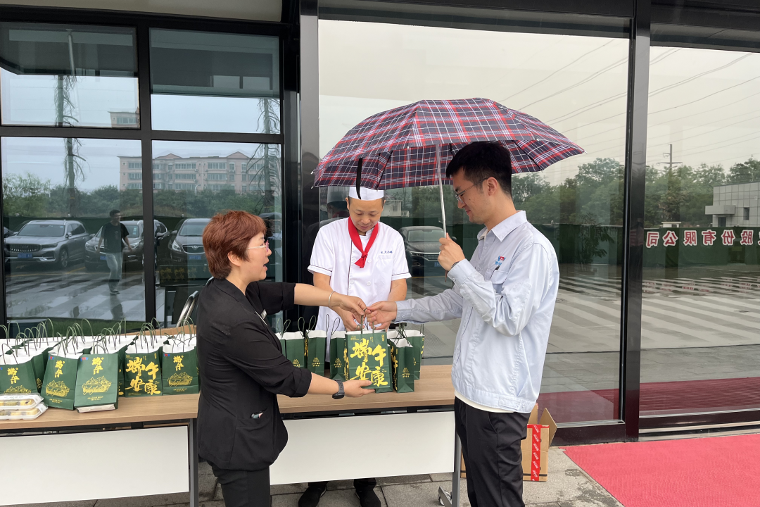 欧中科技开展“浓情端午 手作豆糕”绿豆糕包制活动 欧中科技开展“浓情端午 手作豆糕”绿豆糕包制活动