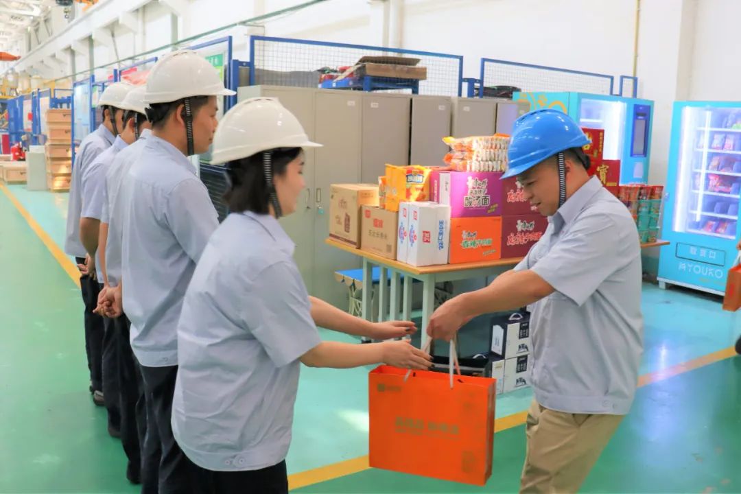 情暖中秋 情系职工 | 欧中科技开展中秋一线职工慰问活动